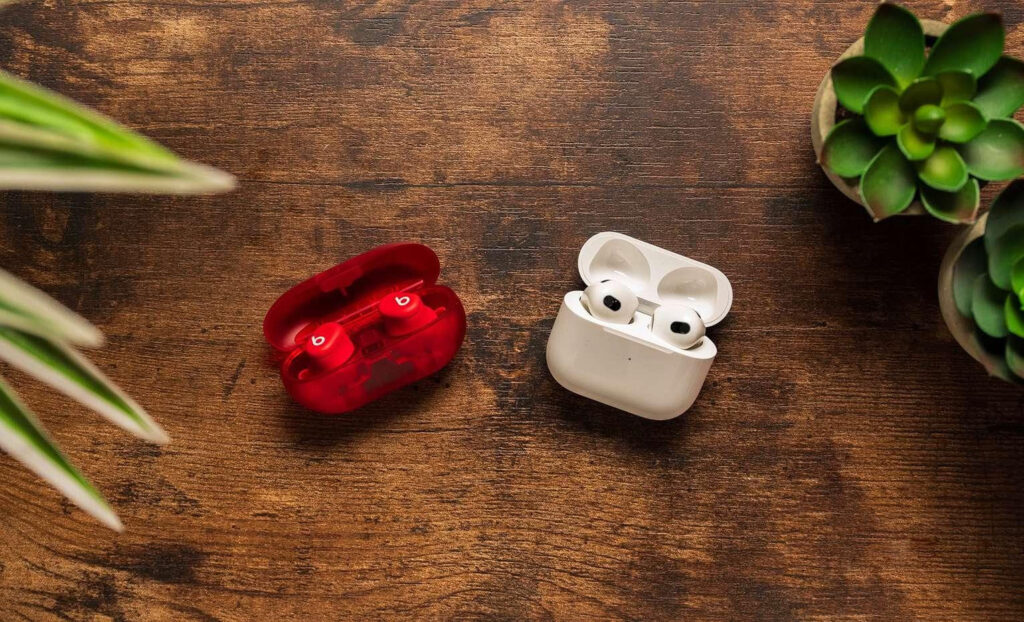 مقایسه Beats Solo Buds و Apple AirPods 3