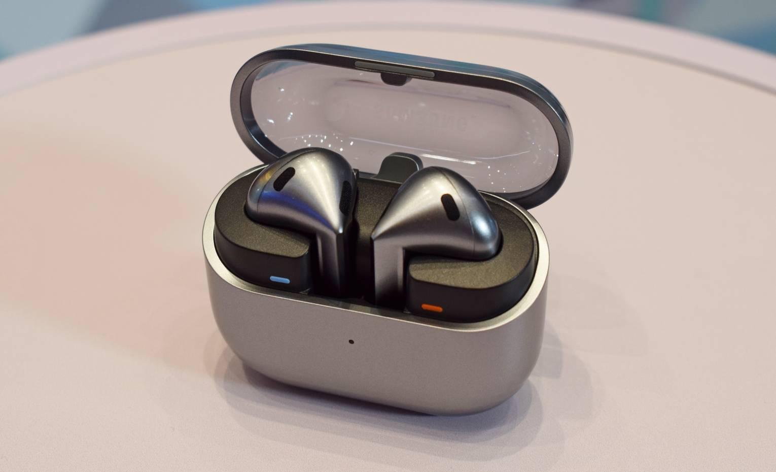 مقایسه هندزفری AirPods 4 و Galaxy Buds 3