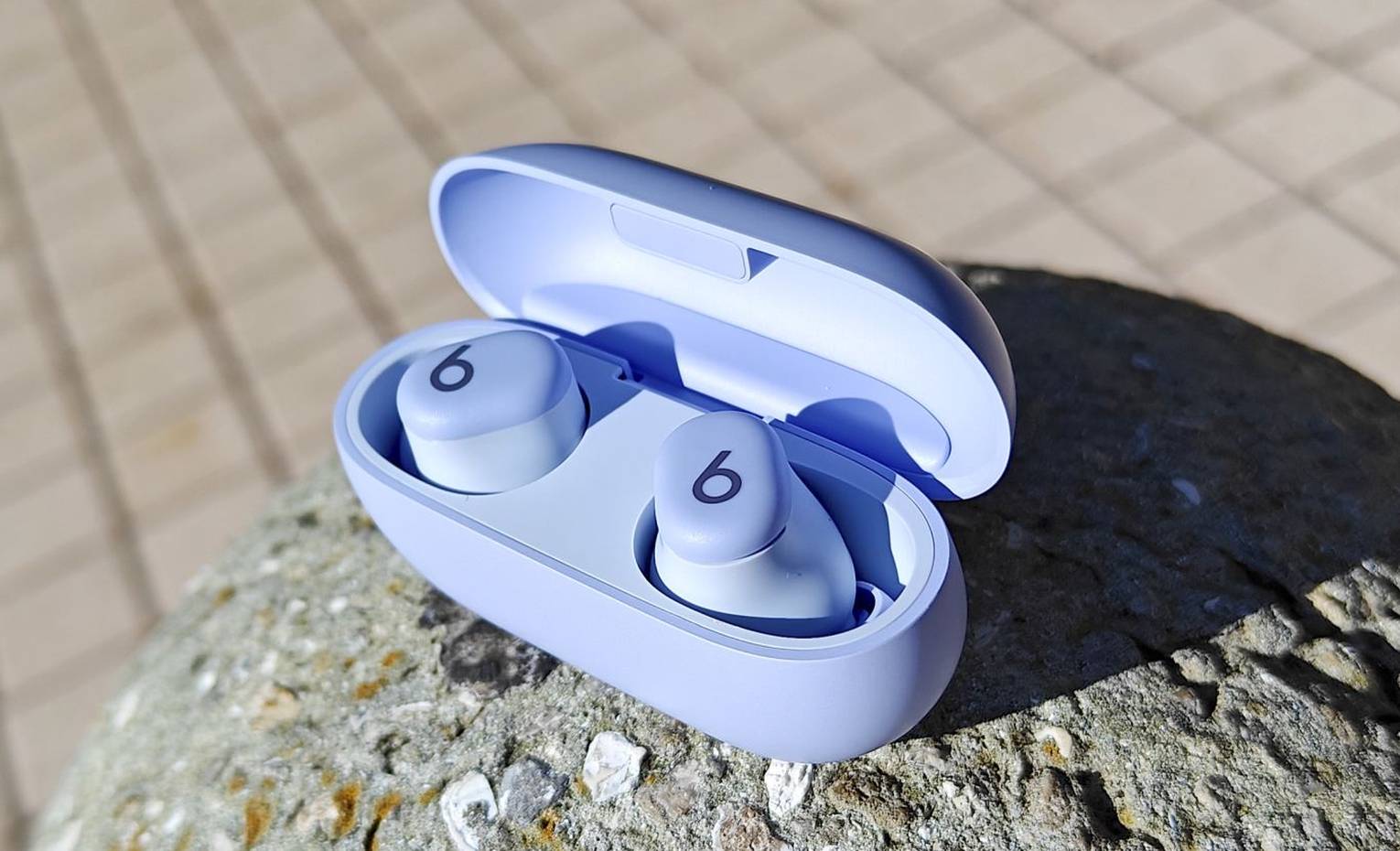 مقایسه AirPods 4 و بیتس Solo Buds