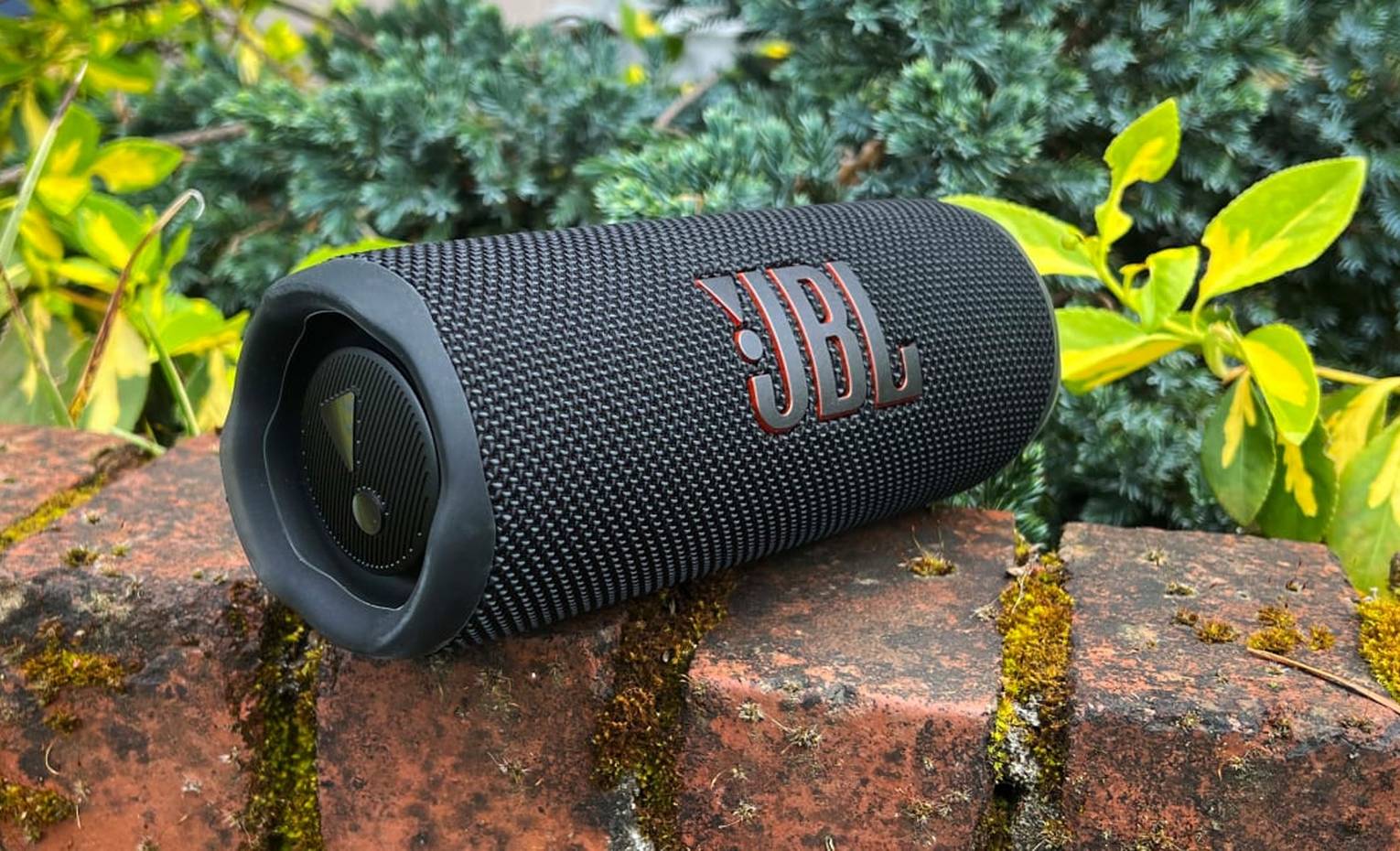 مقایسه اسپیکر JBL Flip 6 با HK Luna