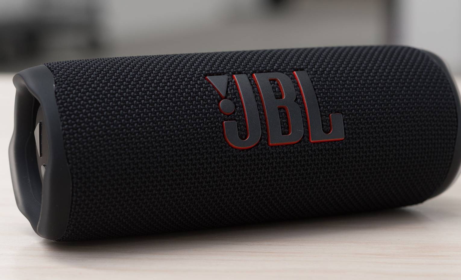 مقایسه اسپیکر JBL Flip 6 با HK Luna