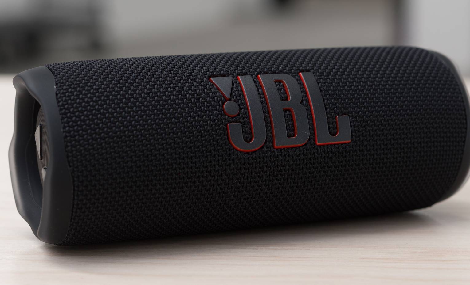 مقایسه اسپیکر Flip 6 JBL با Soundcore Motion 300