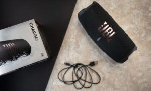 مقایسه اسپیکر jbl charge 5 و انکر rave neo