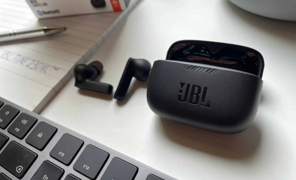 مقایسه هندزفری Soundcore P40i با JBL Tune Beam